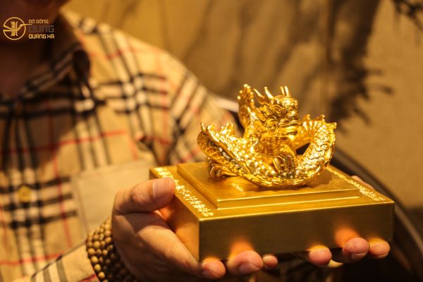 Giao ấn rồng tới anh chủ Mộc Hương Các