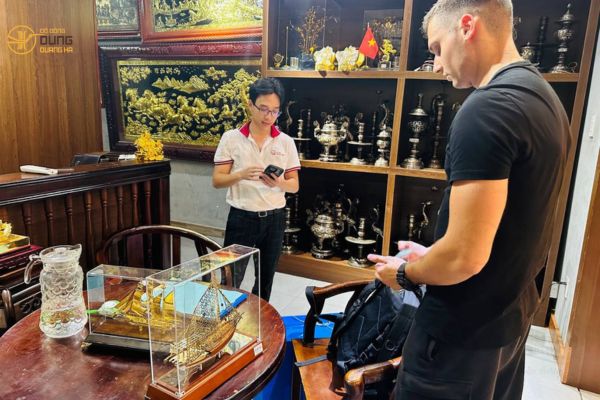 Khách người Pháp đến cửa hàng mua mô hình thuyền làm quà tặng