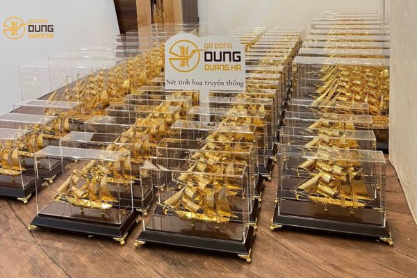 Dung Quang Hà đóng gói 80 mô hình thuyền buồm 