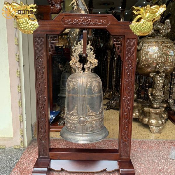 Chuông chùa là pháp khí không thể thiếu trong mỗi ngôi chùa, chiền. Nó được sử dụng trước khi tụng kinh hay báo hiệu sắp hết đoạn kinh. Ngoài ra chuông chùa cũng được sử dụng trong những dịp đặc biệt như lễ chùa, lễ phật, thời khắc giao thừa… Phật giáo cũng như các tôn giáo đều hướng con người tới những điều tốt đẹp, sống hành thiện, quan tâm và giúp đỡ những người xung quanh. Tiếng chuông chùa trong phật giáo cũng không nằm ngoài chân lý đó của nhà Phật. Tiếng chuông giúp thức tỉnh bản giác của con người đó là tính thiện, tính từ bị hỷ xả, đó là sự vô ngã là lòng vị tha… Thức tỉnh những gì tốt đẹp nhất trong mỗi con người mà đôi khi vì áp lực cuộc sống vì mưu sinh vì tham sân si hận đã vô hình làm chúng ta lãng quên đi. Được sự tin tưởng của quý khách hàng, Dung Quang Hà đã chế tác và hoàn thiện theo yêu cầu. Với những đường nét tinh xảo, tỉ mỉ của người nghệ nhân dày dặn kinh nghiệm đã đưa tới khách hàng bộ chữ sinh động và sắc nét.  Dung Quang Hà chân thành cảm ơn vị khách đã tin tưởng và ủng hộ  tại cửa hàng Dung Quang Hà. Chúng tôi luôn cam kết sẽ mang tới những sản phẩm tốt nhất tới tay người tiêu dùng. Không chỉ các sản phẩm tượng đồng phong thủy, các sản phẩm tranh đồng, đồ thờ cúng, tượng đồng danh nhân,…và các sản phẩm khác tại cửa hàng chúng tôi luôn sẵn sàng phục vụ quý khách. Đồ đồng Dung Quang Hà được sự tin tưởng của khách hàng chúng tôi sẽ ngày càng cố gắng vươn mình phát triển ngành đồ đồng. Cảm ơn quý khách hàng đã luôn đồng hành cùng Đồ Đồng Dung Quang Hà chúng tôi. Chúc Quý gia chủ luôn mạnh khoẻ phát đạt và thành công.