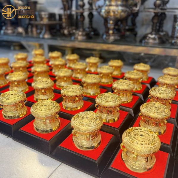 Dung Quang Hà giao 40 quả trống quà tặng tại TP.HCM