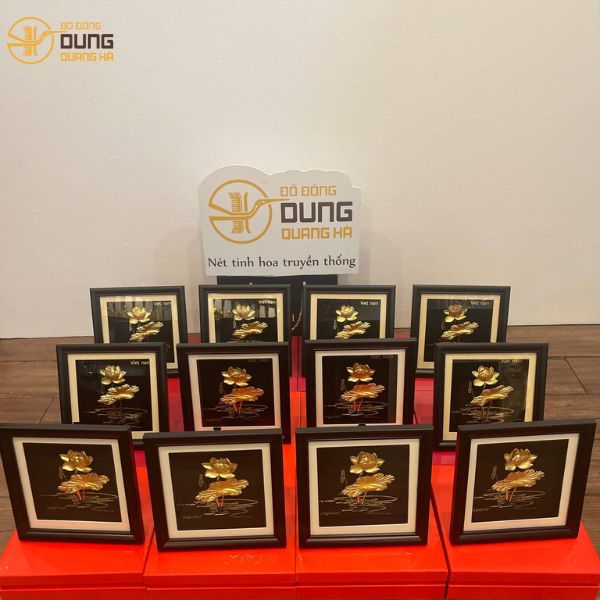 Bàn giao 12 bức tranh sen quà tặng tới khách hàng