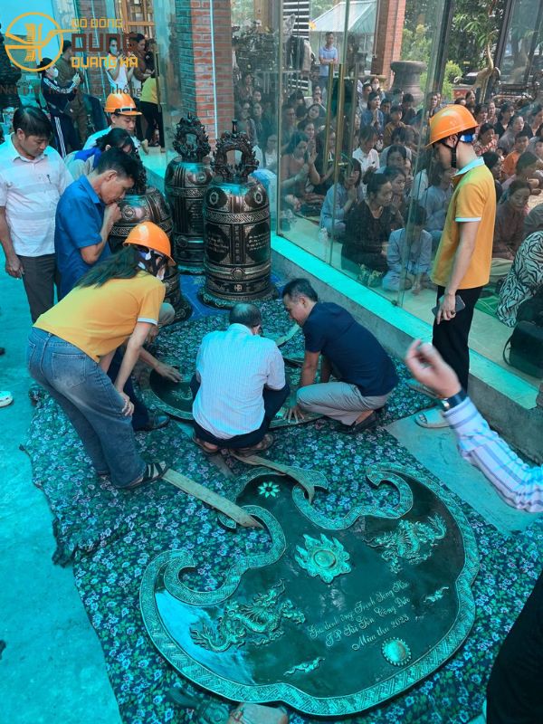 Đồ đồng Dung Quang Hà bàn giao chuông và khánh đồng nặng 2,5 tấn