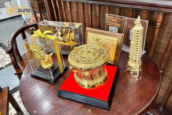 Sự có mặt của vật phẩm phong thuỷ trong đời sống hàng ngày đã không còn trở nên xa lạ với tất cả mọi người. Không chỉ được dùng như món đồ trang sức, trang trí bình thường mà còn có ý nghĩa phong thuỷ tốt giúp gia chủ nâng cao tài vận.  Đây là những món đồ được sử dụng với mong muốn cầu mong tài lộc, may mắn, sức khoẻ và sự bình an. Có thể dùng trong trang trí, hoá giải vận xui hoặc giúp trấn giữ nhà cửa tránh những điều không tốt. . Được sự tin tưởng của quý khách hàng, Dung Quang Hà đã chế tác và hoàn thiện theo yêu cầu. Với những đường nét tinh xảo, tỉ mỉ của người nghệ nhân dày dặn kinh nghiệm đã đưa tới khách hàng sản phẩm hoàn hảo nhất Dung Quang Hà chân thành cảm ơn vị khách đã tin tưởng và ủng hộ  tại cửa hàng Dung Quang Hà. Chúng tôi luôn cam kết sẽ mang tới những sản phẩm tốt nhất tới tay người tiêu dùng. Không chỉ các sản phẩm tượng đồng phong thủy, các sản phẩm tranh đồng, đồ thờ cúng, tượng đồng danh nhân,…và các sản phẩm khác tại cửa hàng chúng tôi luôn sẵn sàng phục vụ quý khách. Đồ đồng Dung Quang Hà được sự tin tưởng của khách hàng chúng tôi sẽ ngày càng cố gắng vươn mình phát triển ngành đồ đồng. Cảm ơn quý khách hàng đã luôn đồng hành cùng Đồ Đồng Dung Quang Hà chúng tôi. Chúc Quý gia chủ luôn mạnh khoẻ phát đạt và thành công.