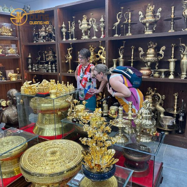 Khách nước ngoài đến cửa hàng Sài Gòn thăm quan mua sản phẩm