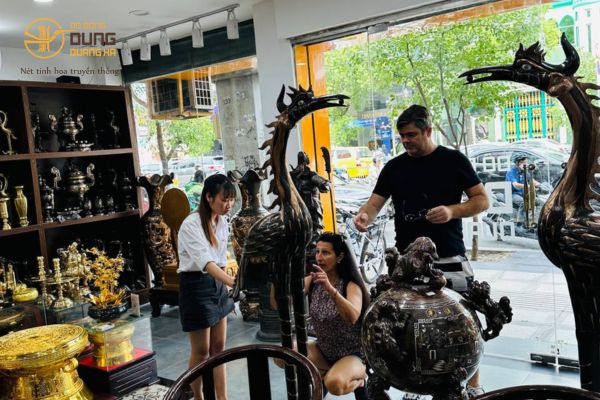 Khách nước ngoài vào tham quan cửa hàng Dung Quang Hà cơ sở Sài Gòn 