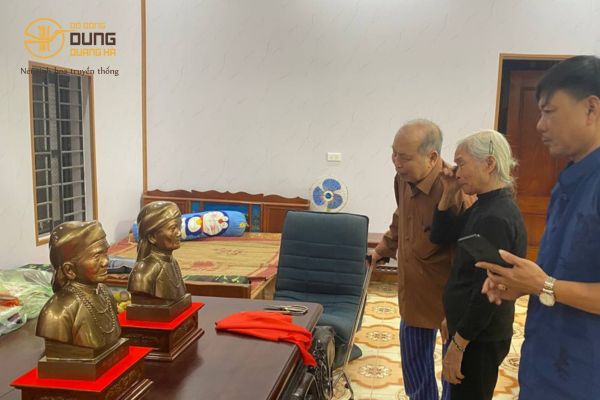 Bàn giao tượng chân dung 42cm cho khách hàng tại Phú Thọ