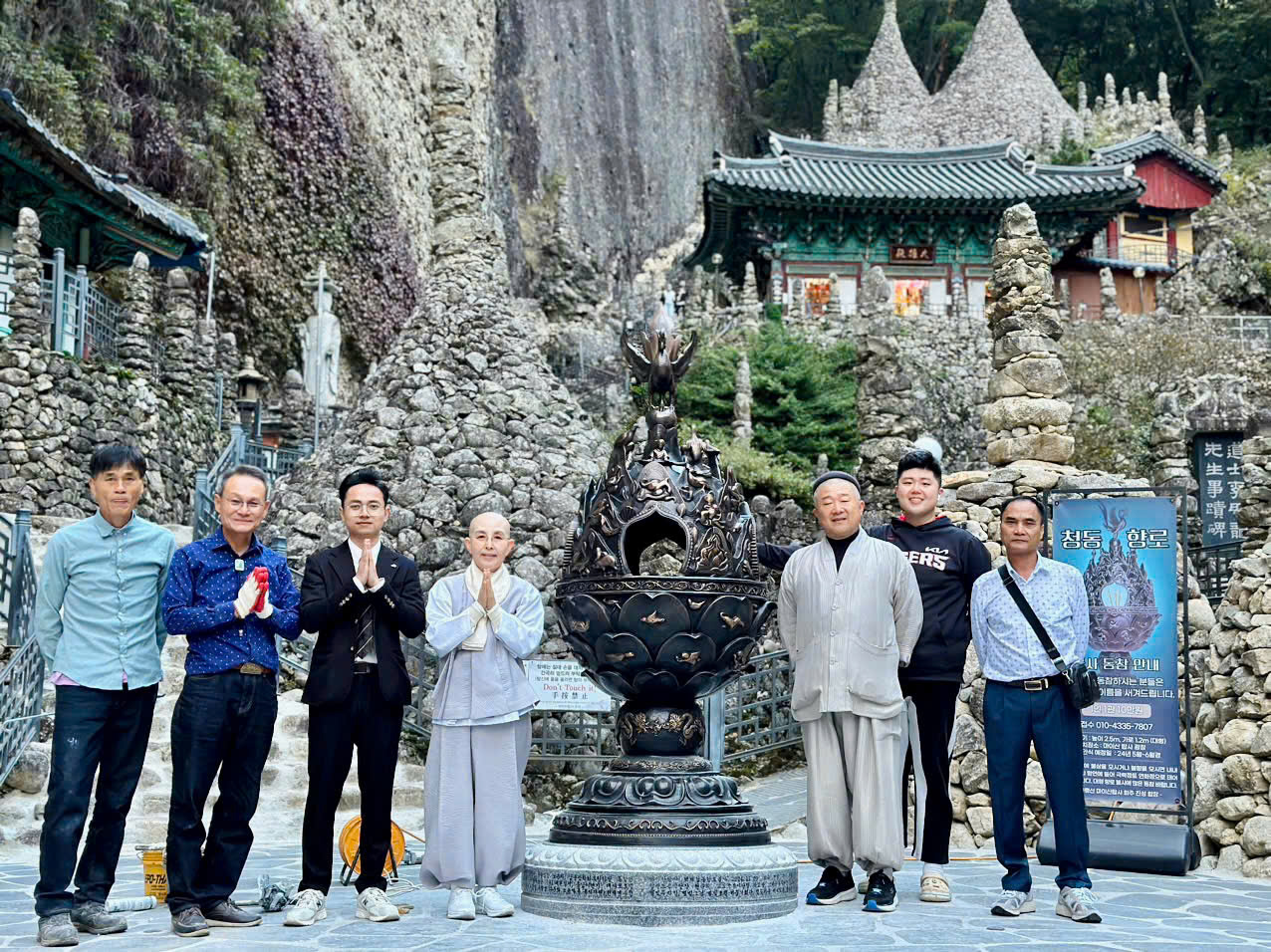 B&agrave;n giao v&agrave; lắp đặt lư hoa sen bằng đồng cao 2,2m tại ch&ugrave;a Tapsa, n&uacute;i Maisan, tỉnh Jeolla Bắc, H&agrave;n Quốc