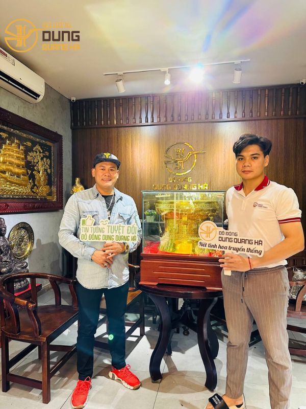 Mua trống đồng mạ vàng tặng đối tác của khách Long An