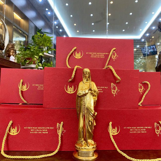 Đồ đồng Dung Quang H&agrave; ho&agrave;n thiện 150 tượng Đức Mẹ mạ v&agrave;ng cho lễ Ngọc Kh&aacute;nh Linh mục Đức Cha Đa Minh Nguyễn Chu Trinh