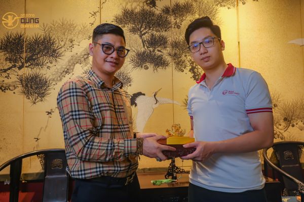 Giao ấn rồng tới anh chủ Mộc Hương Các