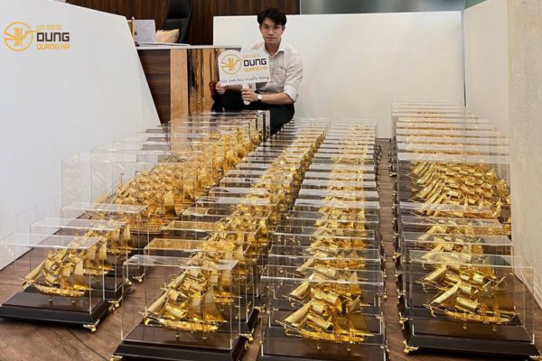 Dung Quang Hà đóng gói 80 mô hình thuyền buồm 