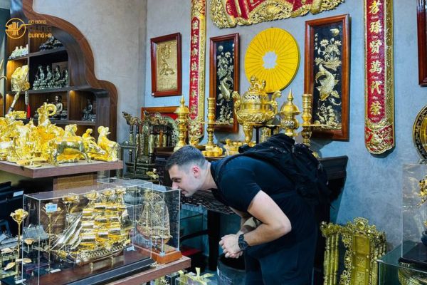 Khách người Pháp đến cửa hàng mua mô hình thuyền làm quà tặng