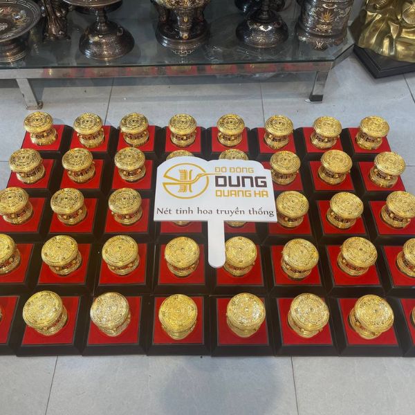 Dung Quang Hà giao 40 quả trống quà tặng tại TP.HCM