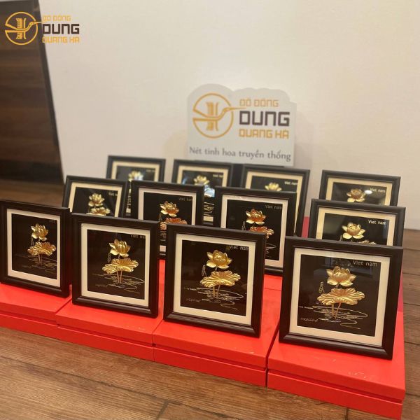 Bàn giao 12 bức tranh sen quà tặng tới khách hàng