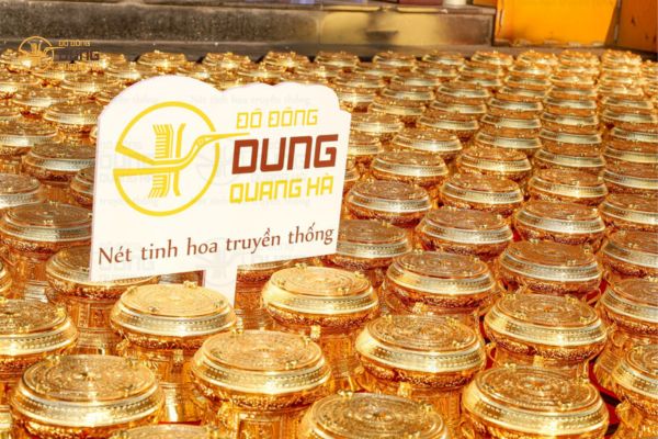Dung Quang Hà bàn giao 300 quả trống đồng vàng mạ vàng 