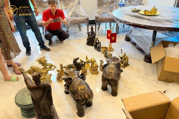 Bàn giao Linh vật phong thuỷ + Tượng Quan  Âm + Trống đồng cho khách Thạch Bàn - Long Biên