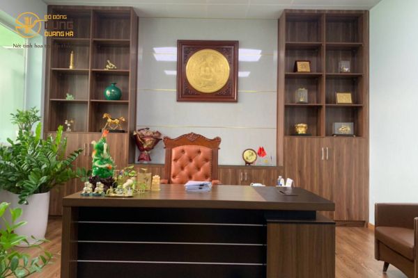 Sự có mặt của vật phẩm phong thuỷ trong đời sống hàng ngày đã không còn trở nên xa lạ với tất cả mọi người. Không chỉ được dùng như món đồ trang sức, trang trí bình thường mà còn có ý nghĩa phong thuỷ tốt giúp gia chủ nâng cao tài vận.  Đây là những món đồ được sử dụng với mong muốn cầu mong tài lộc, may mắn, sức khoẻ và sự bình an. Có thể dùng trong trang trí, hoá giải vận xui hoặc giúp trấn giữ nhà cửa tránh những điều không tốt. . Được sự tin tưởng của quý khách hàng, Dung Quang Hà đã chế tác và hoàn thiện theo yêu cầu. Với những đường nét tinh xảo, tỉ mỉ của người nghệ nhân dày dặn kinh nghiệm đã đưa tới khách hàng sản phẩm hoàn hảo nhất Dung Quang Hà chân thành cảm ơn vị khách đã tin tưởng và ủng hộ  tại cửa hàng Dung Quang Hà. Chúng tôi luôn cam kết sẽ mang tới những sản phẩm tốt nhất tới tay người tiêu dùng. Không chỉ các sản phẩm tượng đồng phong thủy, các sản phẩm tranh đồng, đồ thờ cúng, tượng đồng danh nhân,…và các sản phẩm khác tại cửa hàng chúng tôi luôn sẵn sàng phục vụ quý khách. Đồ đồng Dung Quang Hà được sự tin tưởng của khách hàng chúng tôi sẽ ngày càng cố gắng vươn mình phát triển ngành đồ đồng. Cảm ơn quý khách hàng đã luôn đồng hành cùng Đồ Đồng Dung Quang Hà chúng tôi. Chúc Quý gia chủ luôn mạnh khoẻ phát đạt và thành công.