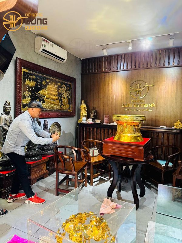 Mua trống đồng mạ vàng tặng đối tác của khách Long An
