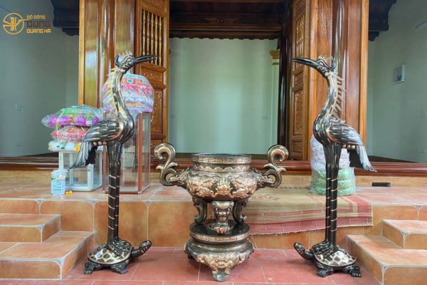 Bàn giao đôi hạc 1m72 và đỉnh mao rồng cạo màu cho khách hàng tại Quảng Ninh