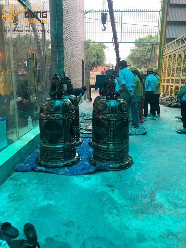 Đồ đồng Dung Quang Hà bàn giao chuông và khánh đồng nặng 2,5 tấn