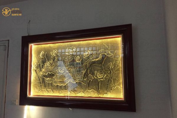 Treo tranh sen 1m55 cho khách tại Hoàng Quốc Việt