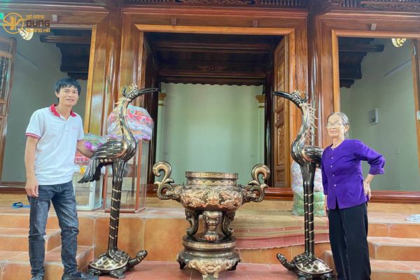 Bàn giao đôi hạc 1m72 và đỉnh mao rồng cạo màu cho khách hàng tại Quảng Ninh