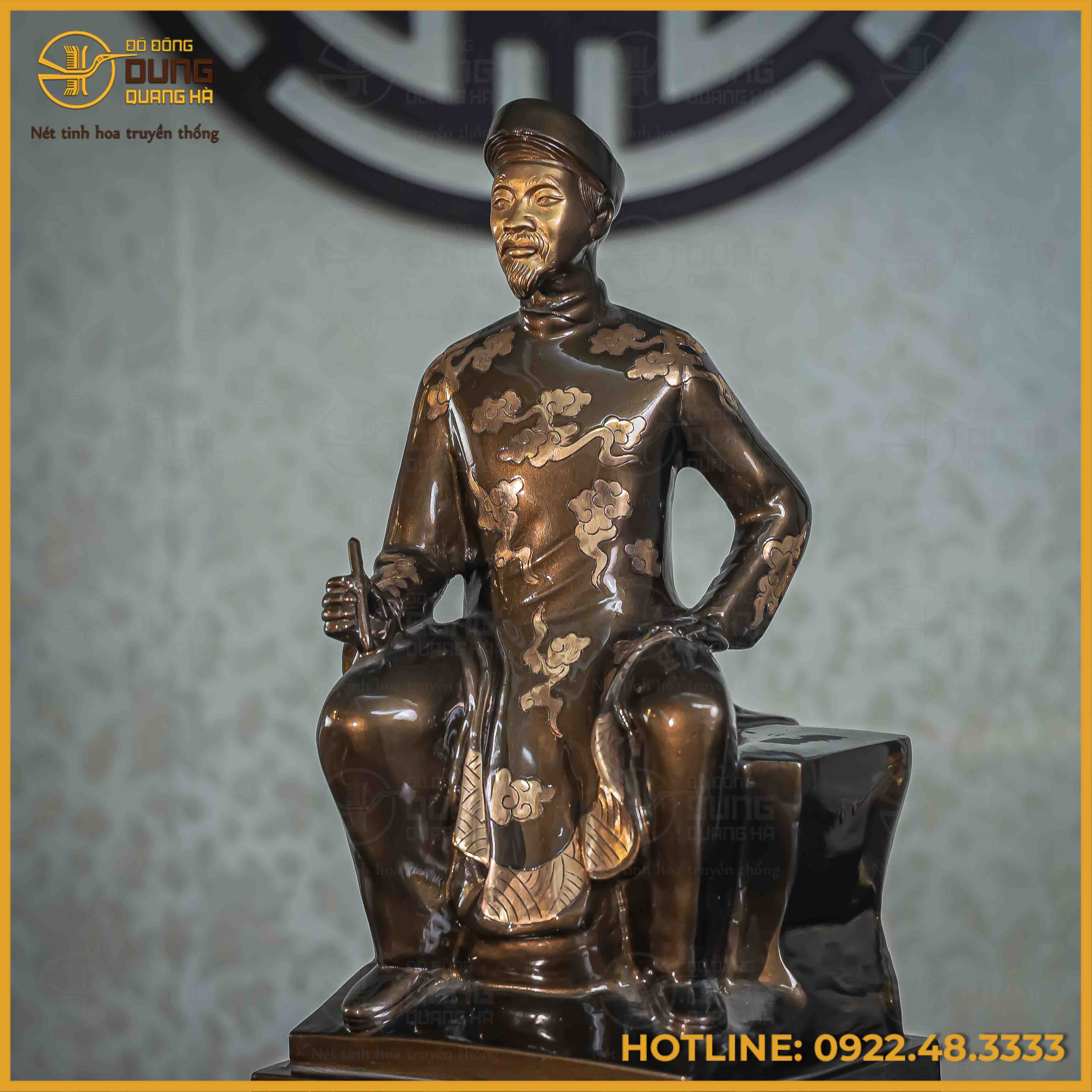 Tượng Nguyễn Du đồng đỏ cạo màu cao 45cm