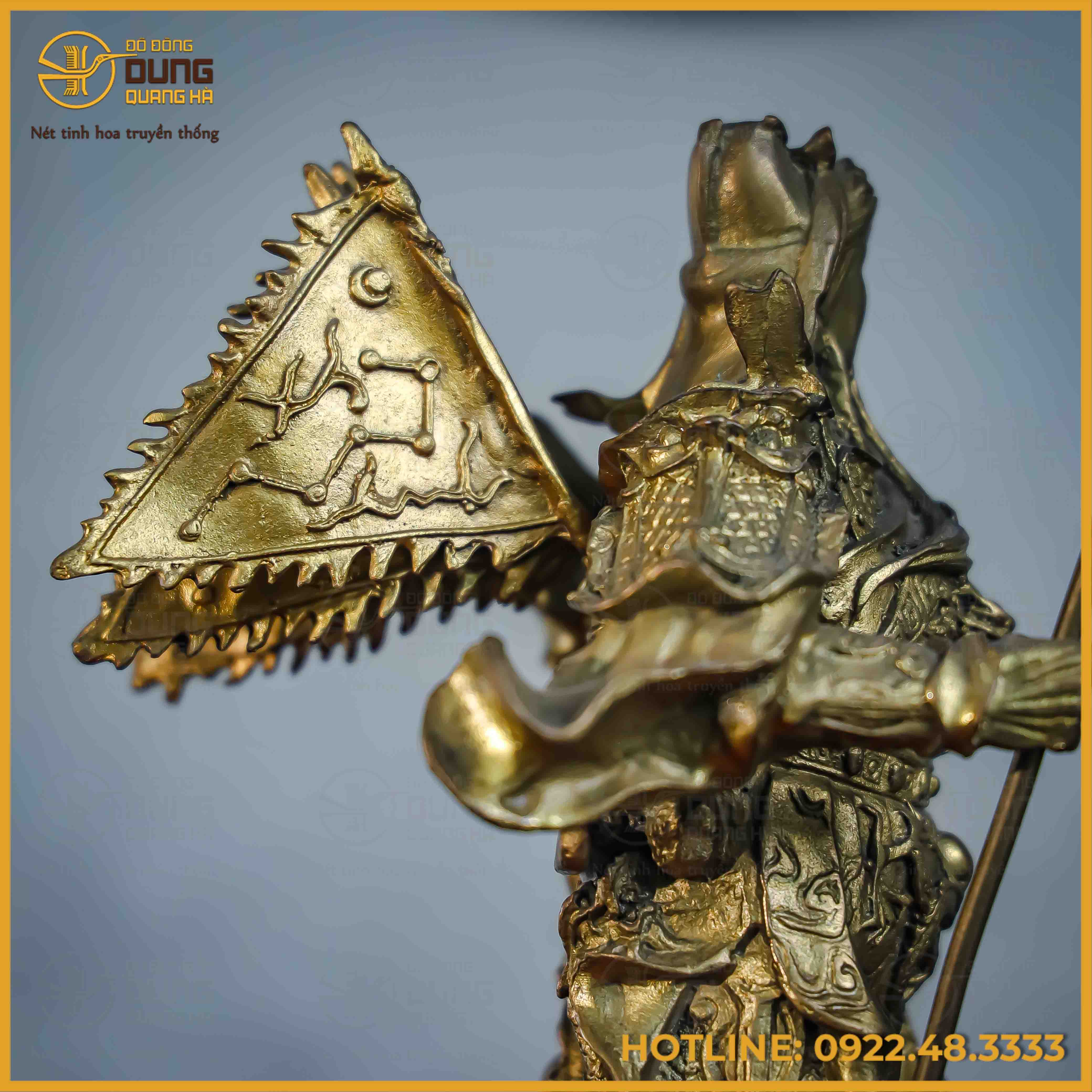 Tượng Quan Công 5 cờ đồng vàng cao 25cm ngang 14cm sâu 12cm