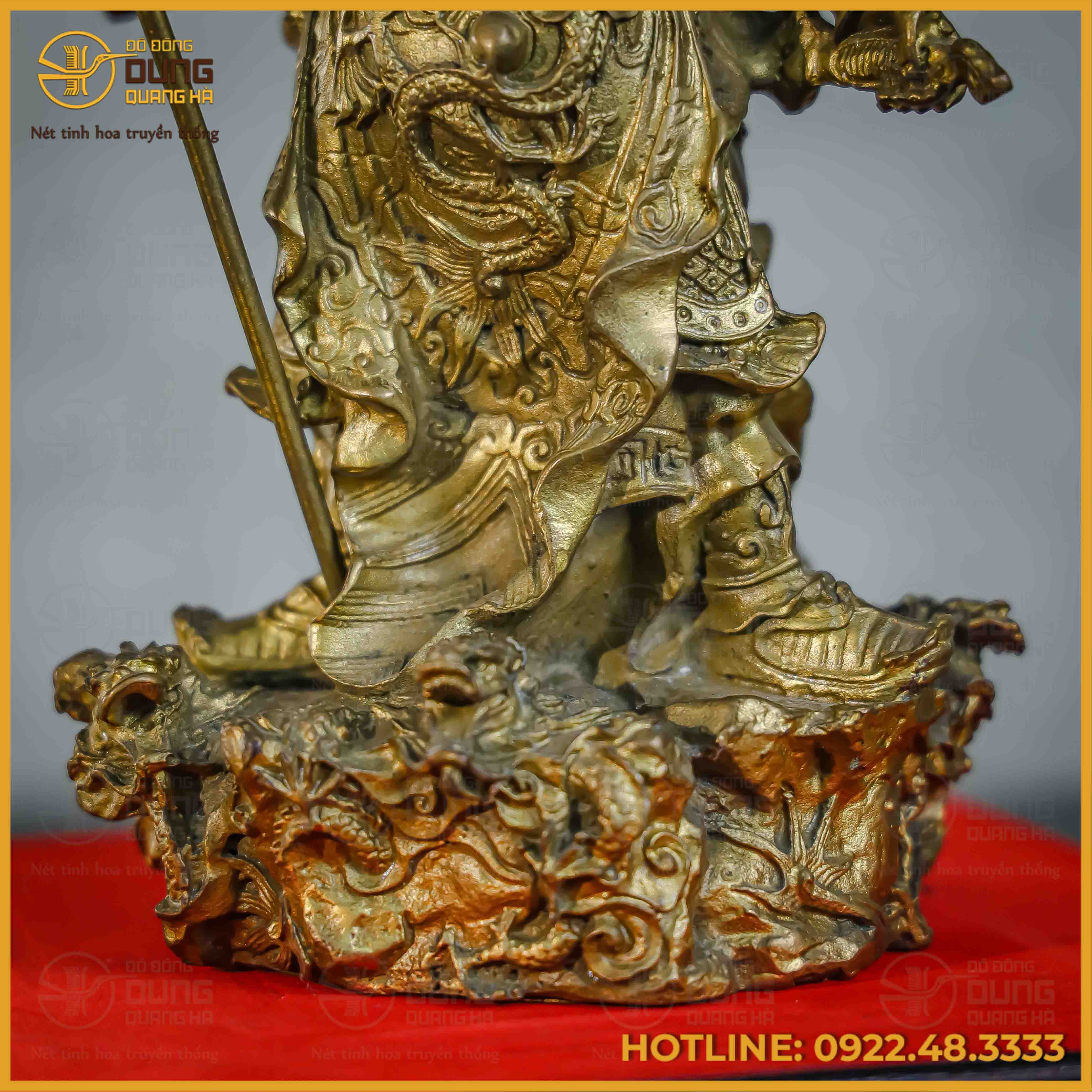 Tượng Quan Công 5 cờ đồng vàng cao 25cm ngang 14cm sâu 12cm