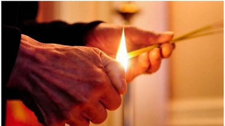 cách cắm hương trên bàn thờ