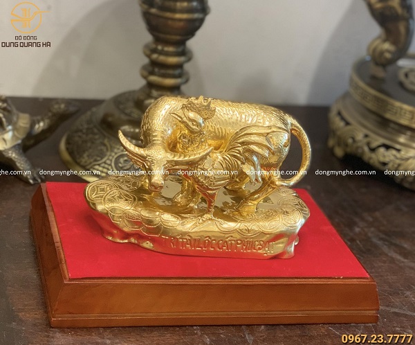 tượng trâu mạ vàng 