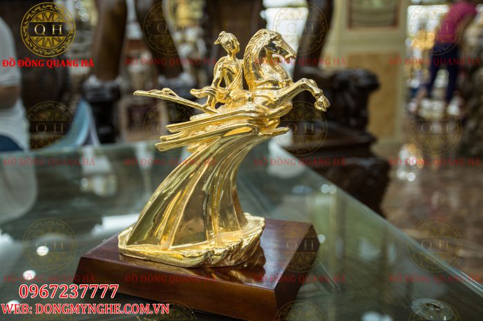 Tượng đồng mạ vàng