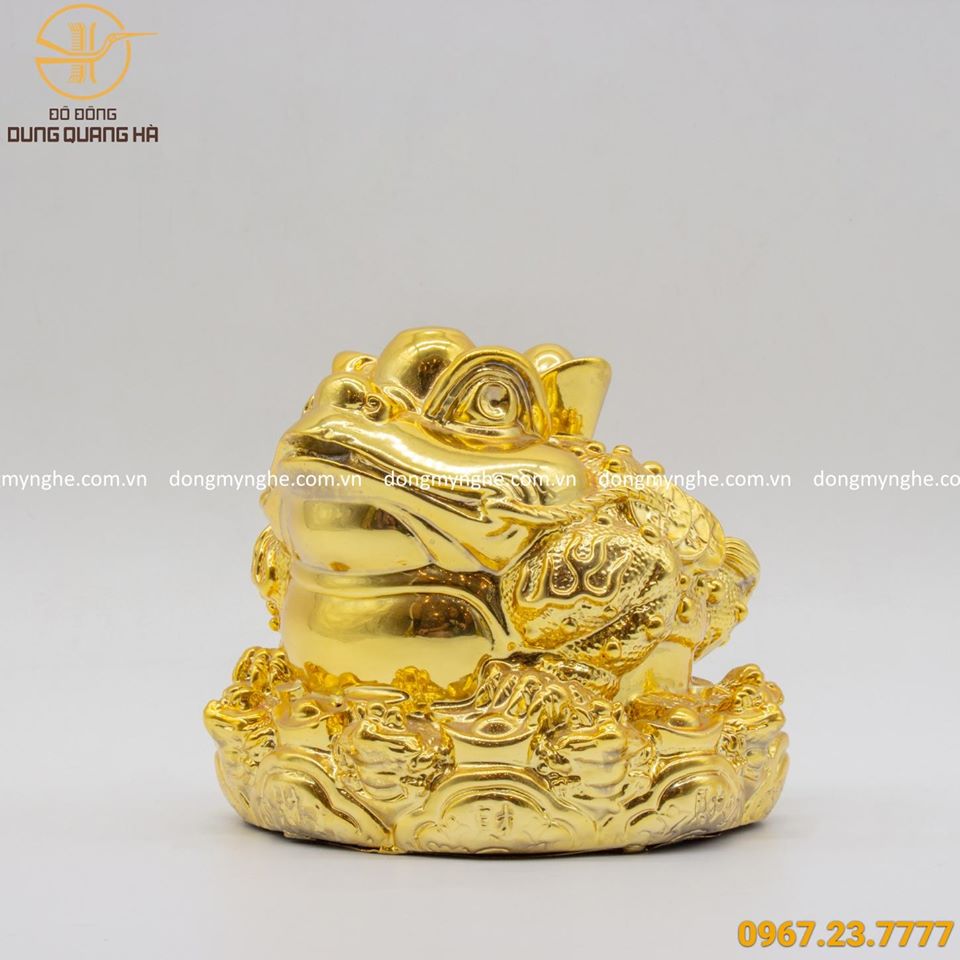 Cách đặt cóc ngậm tiền trên bàn thờ thần tài