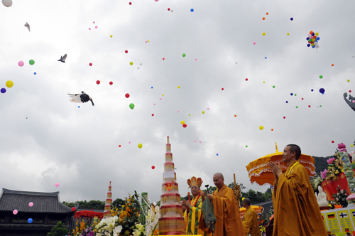 Phóng sinh trong ngày lễ Phật đản