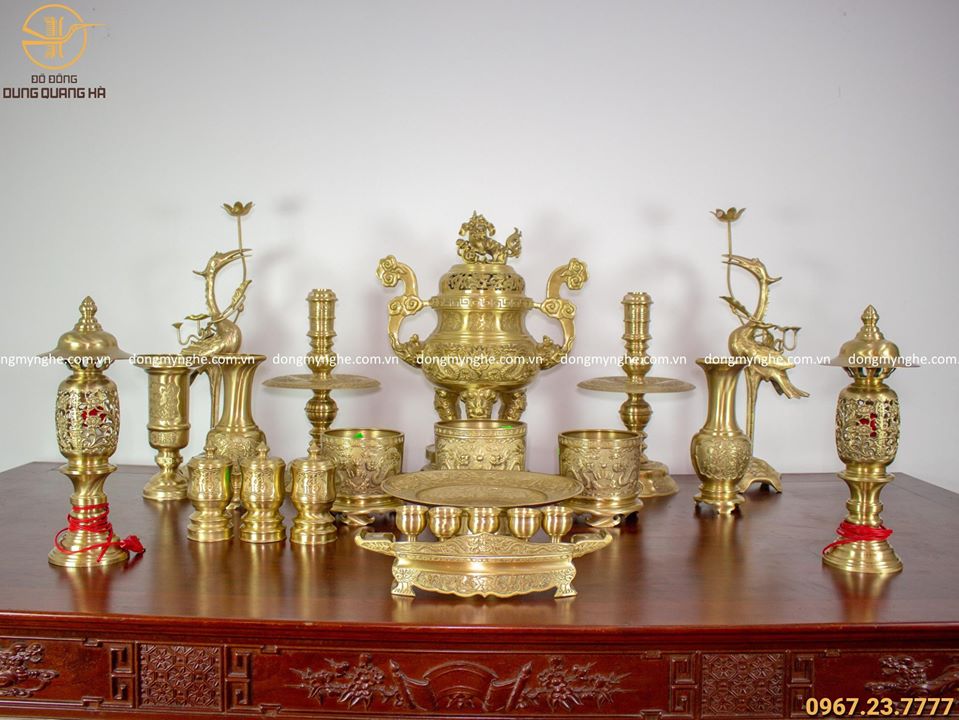 Bộ đồ thờ bằng đồng vàng chạm rồng 