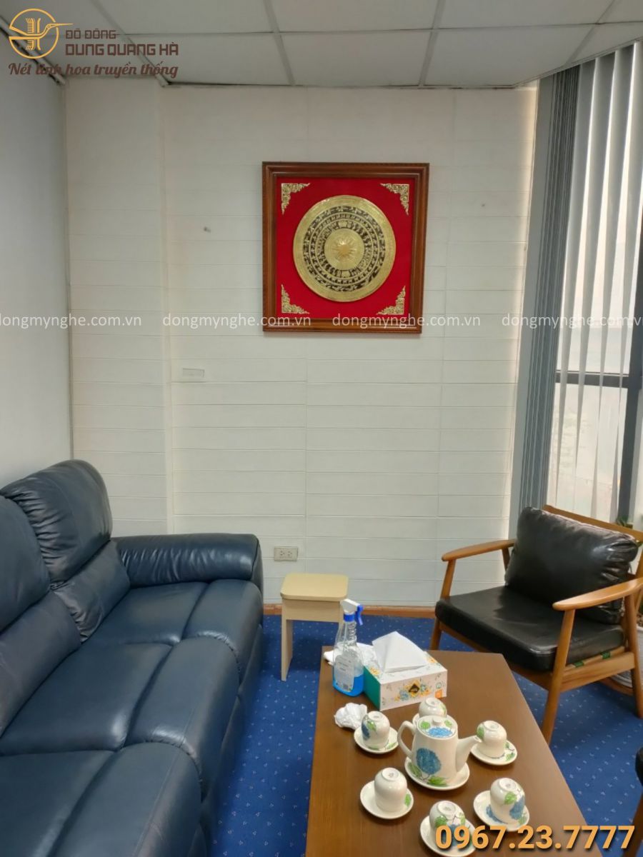 treo tranh mặt trống đồng cho khách