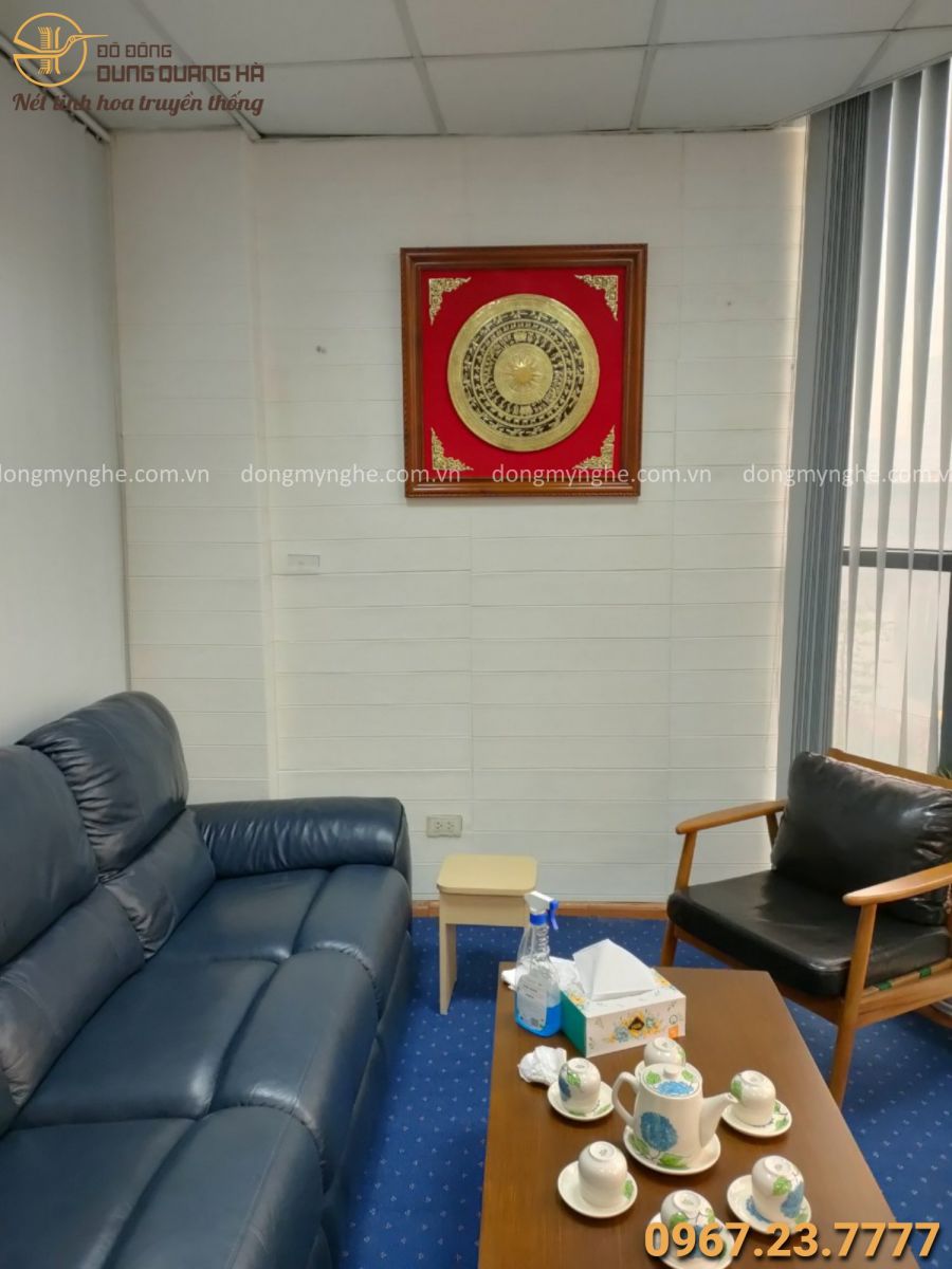 treo tranh mặt trống đồng cho khách