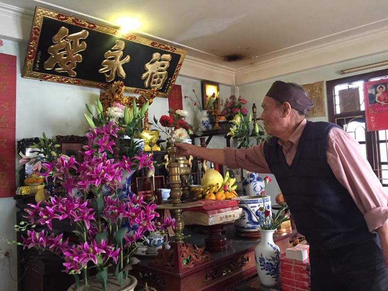 Lau bàn thờ bằng nước gì