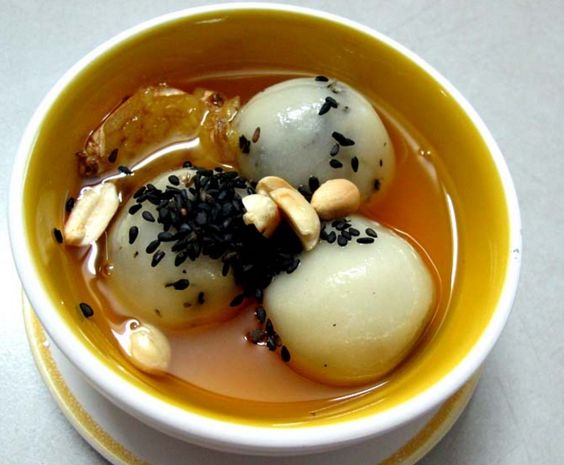 Bánh trôi nước - vật phẩm không thể thiếu trên mâm cúng người miền nam tết đoan ngọ cúng gì