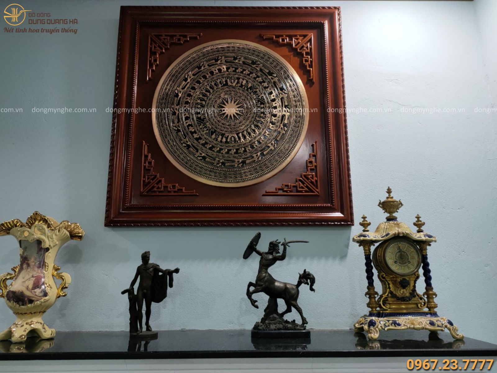 Bàn giao tranh mặt trống đồng đỏ 