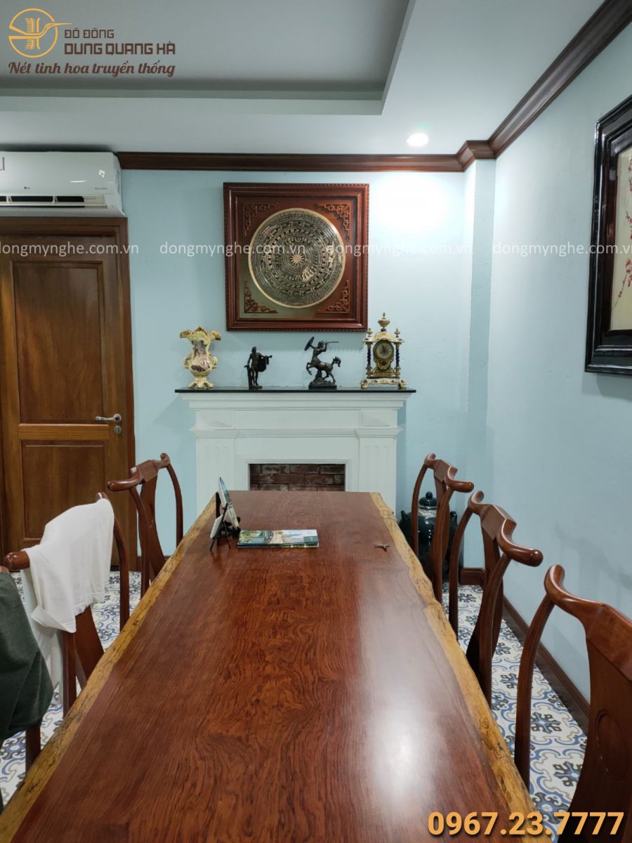 Bàn giao tranh mặt trống đồng đỏ 