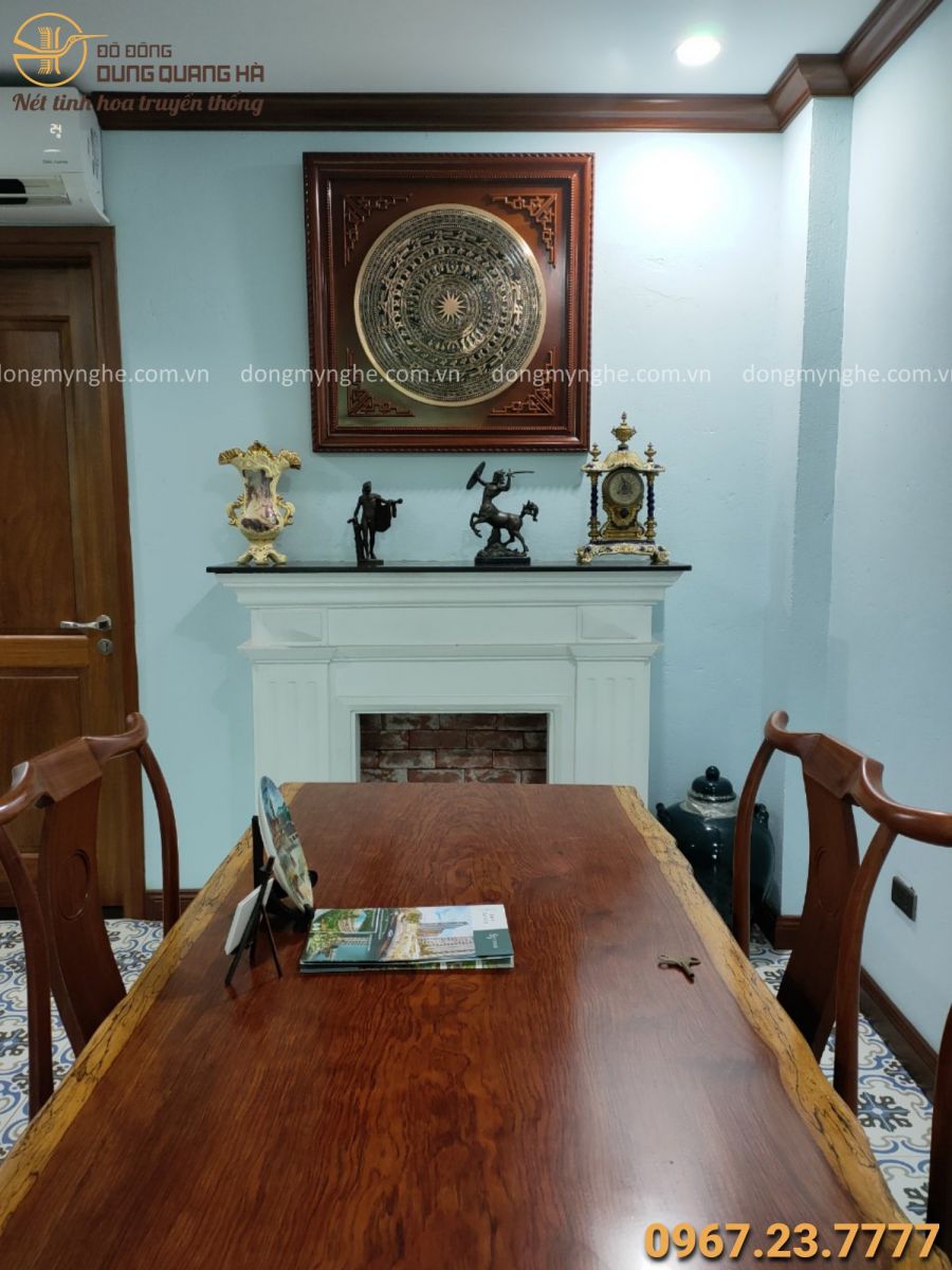 Bàn giao tranh mặt trống đồng đỏ 