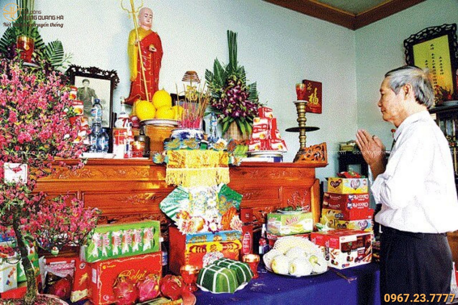Treo ảnh Phật trên bàn thờ gia tiên được không
