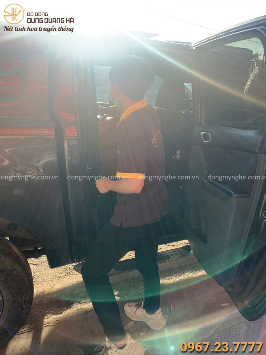 đóng gói sản phẩm và đặt lên xe cho khách đóng gói sản phẩm và đặt lên xe cho khách