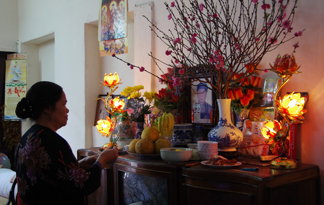 Có nên thắp hương tối không