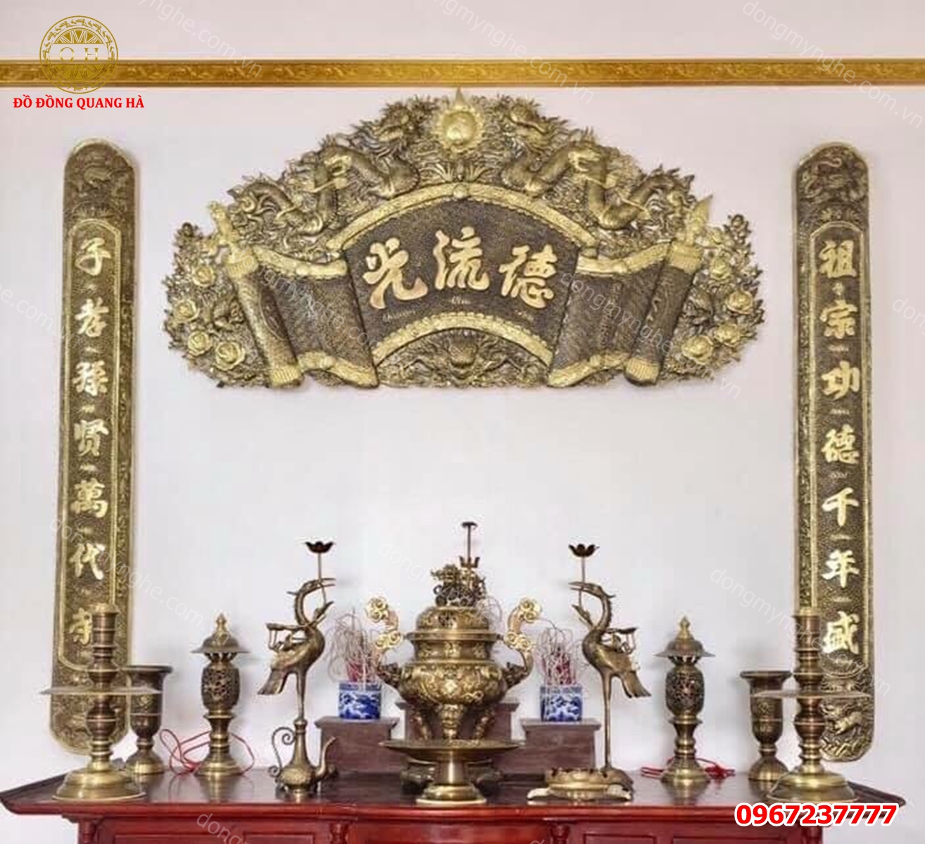 Cuốn thư câu đối bằng đồng