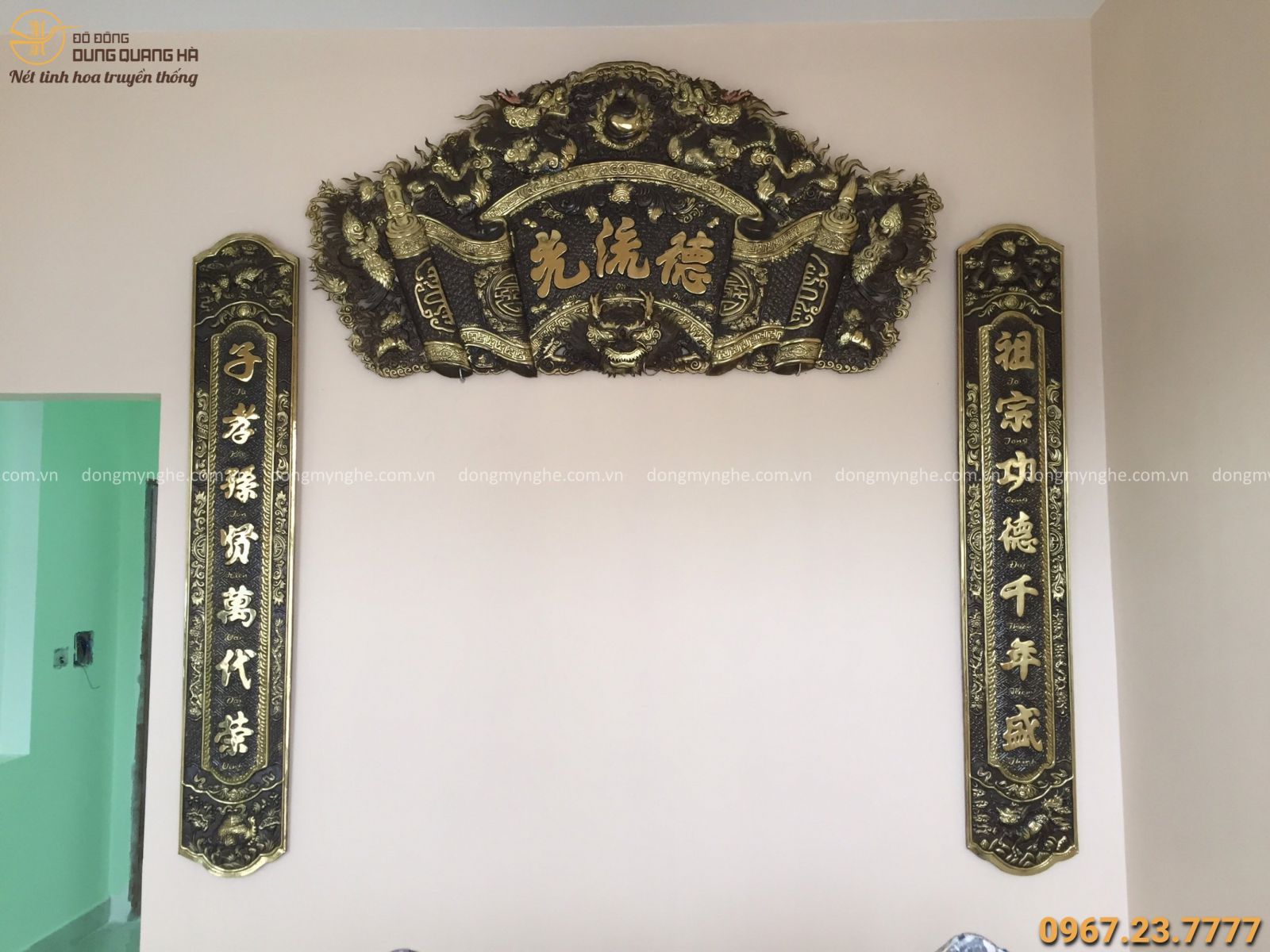 Cuốn thư câu đối bằng đồng