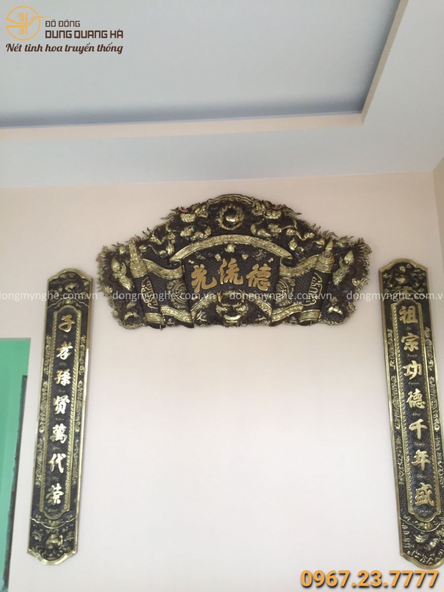 Cuốn thư câu đối bằng đồng