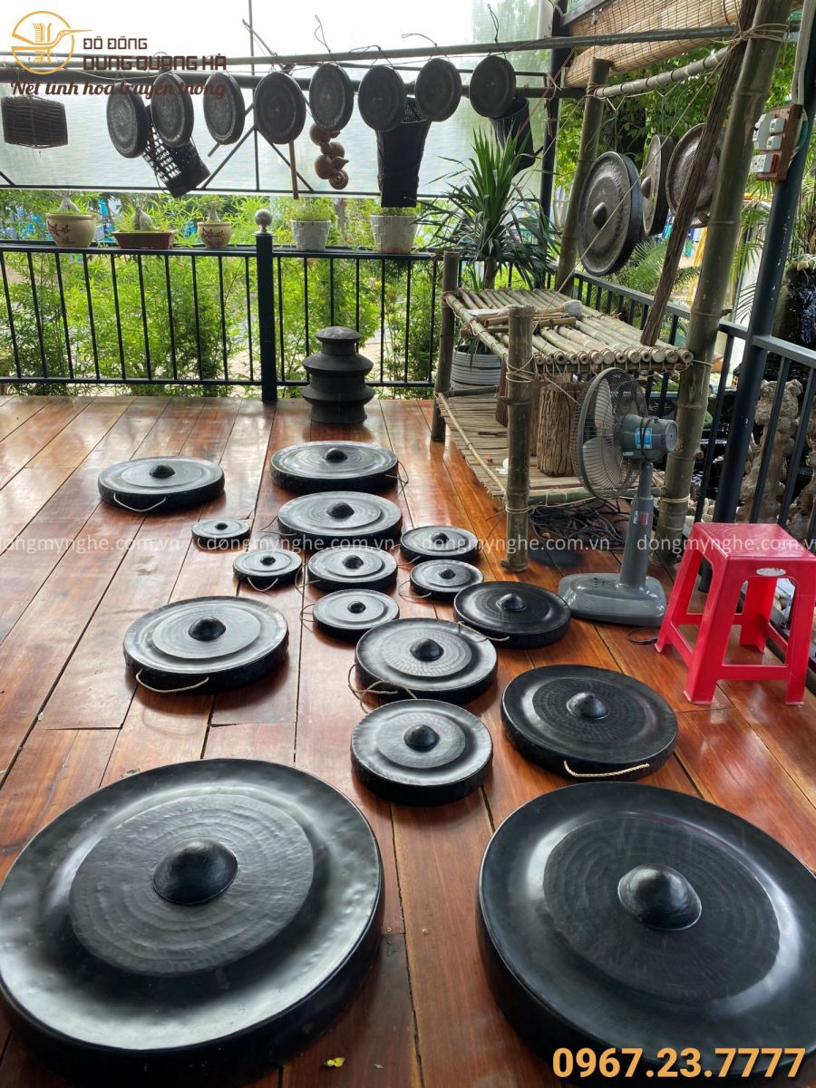 Bàn giao chiêng đồng cho khách  Bàn giao chiêng đồng cho khách